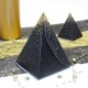 Pyramide Noir et Or, un contenant à dragées pour vos fêtes de fin d'année et Noël