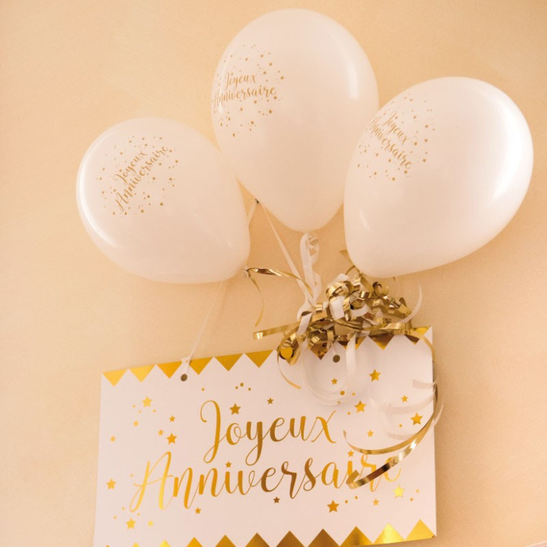 8 Ballons Joyeux Anniversaire blanc et or, avec d'autres accessoires de déco du même thème
