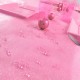 Chemin de table rose à paillettes très décoratif, à combiner avec d'autres éléments du même thème.