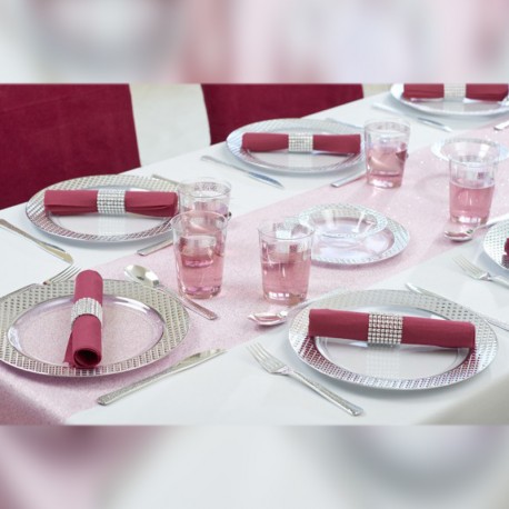 Chemin de table rose à paillettes pour une décoration de table unique et élégante.