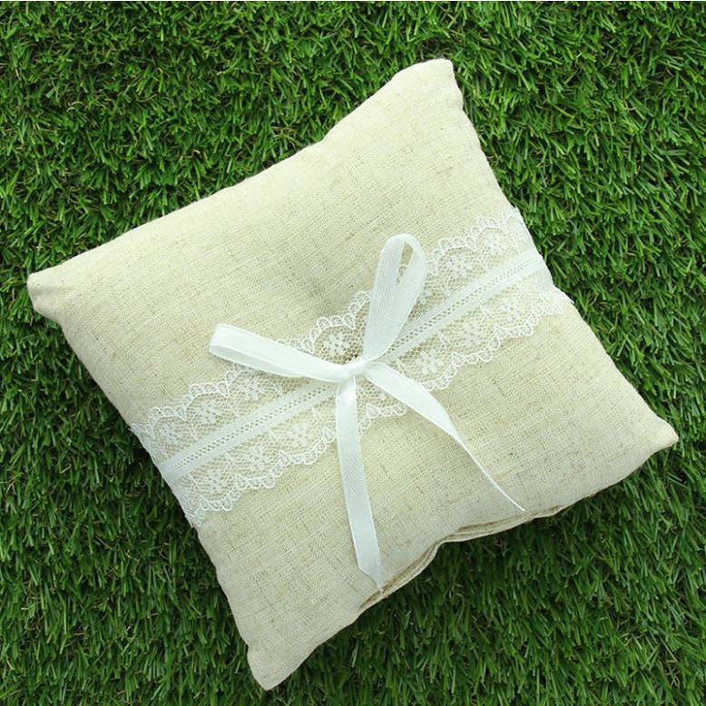 Coussin lin et dentelle pour compléter votre panoplie d'accessoires de mariage au style vintage. Coussin lin et dentelle pour compléter votre panoplie d'accessoires de mariage au style vintage.
