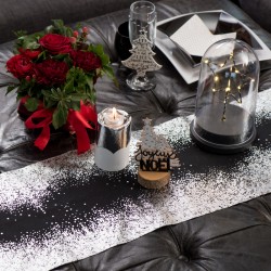 Chemin de table Eclat noir et argent pour valoriser tous vos plats et vos autres accessoires de décoration.