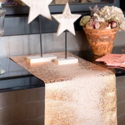 Chemin de table Eclat Blush et Or offre un décor métallisé original et chic pour votre table.