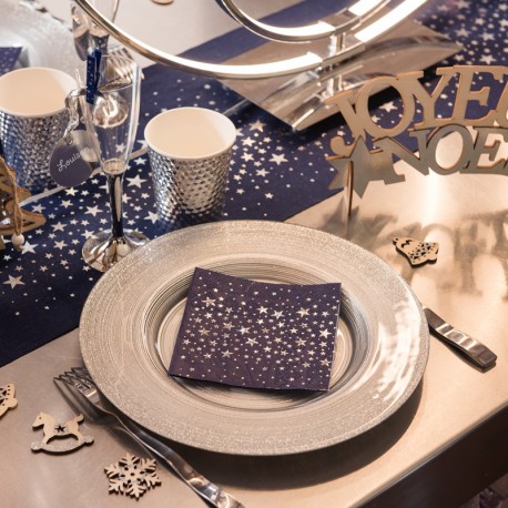 Serviette étoile métallisée Bleu Marine et Or pour apporter une note d’élégance à votre table de fête.