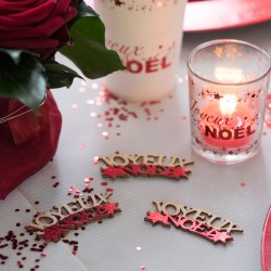 Confetti pailleté Joyeux Noël Rouge pour offrir un décor chaleureux à votre table de fêtes.