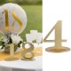 Marque table chiffre 4 Or, une accessoire déco pratique pour indiquer leur table à vos invités.