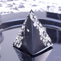 10 Pyramides à dragées Arabesque Noires et Blanches