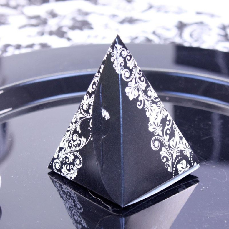 10 Pyramides à dragées Arabesque Noires et Blanches 10 Pyramides à dragées Arabesque Noires et Blanches