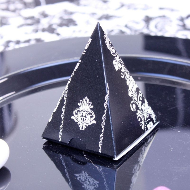 10 Pyramides à dragées Arabesque Noires et Blanches 10 Pyramides à dragées Arabesque Noires et Blanches