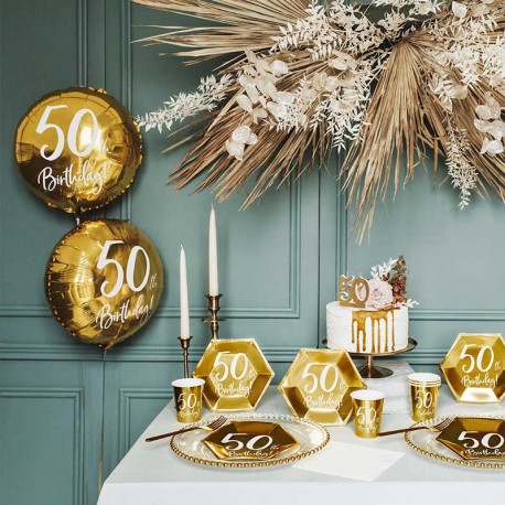 Une superbe fête d'anniversaire 50 ans avec une décoration or et blanche