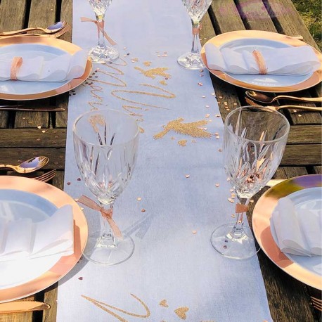 Choissiez ce chemin de table Vive les mariés Rose Gold pour votre décoration de table.