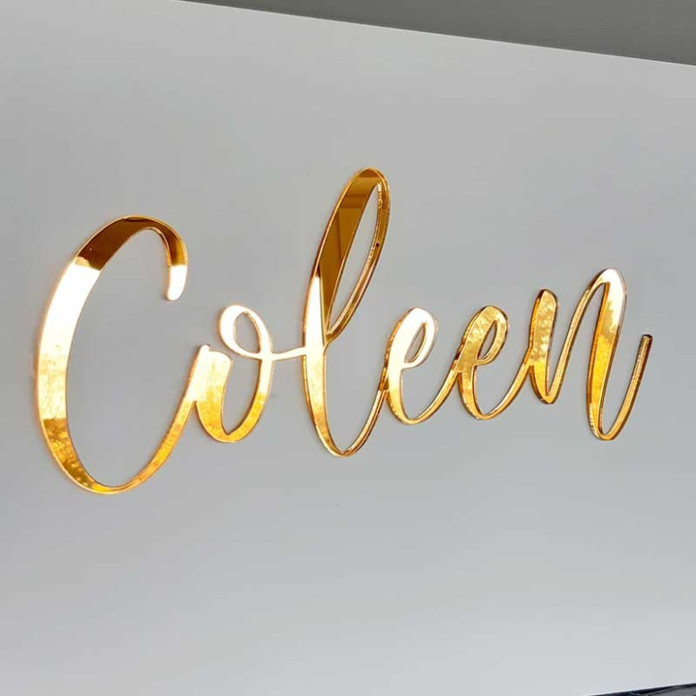 Une décoration de fête originale avec ce prenom découpé miroir or