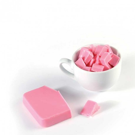 Couper le savon couleur rose