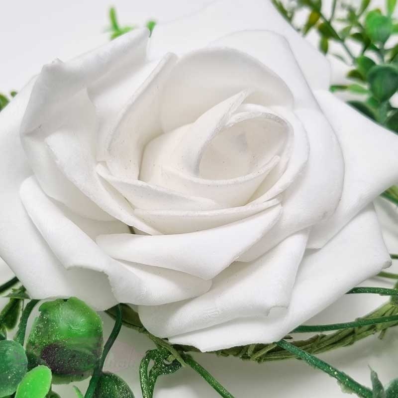 6 roses blanches et feuillage artificielles pour centre de table - Dragées  Anahita