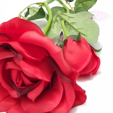 Branche de rose rouge avec un bouton (64 cm)