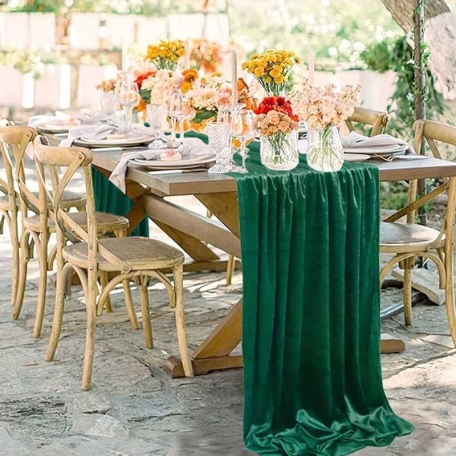 Chemin de table en velours vert sapin pour mariage