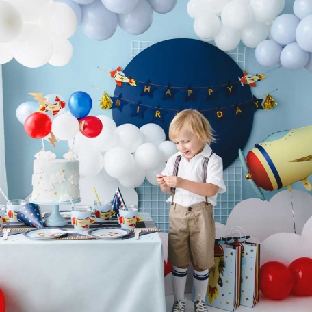 Guirlande Avion "Happy-B-Day" pour apporter une touche de douceur parfaite pour une fête d’enfant.