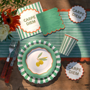 gobelet Dolce Vita vert rayé en carton utilisé pour une décoration de table festive inspirée de la Dolce Vita italienne.