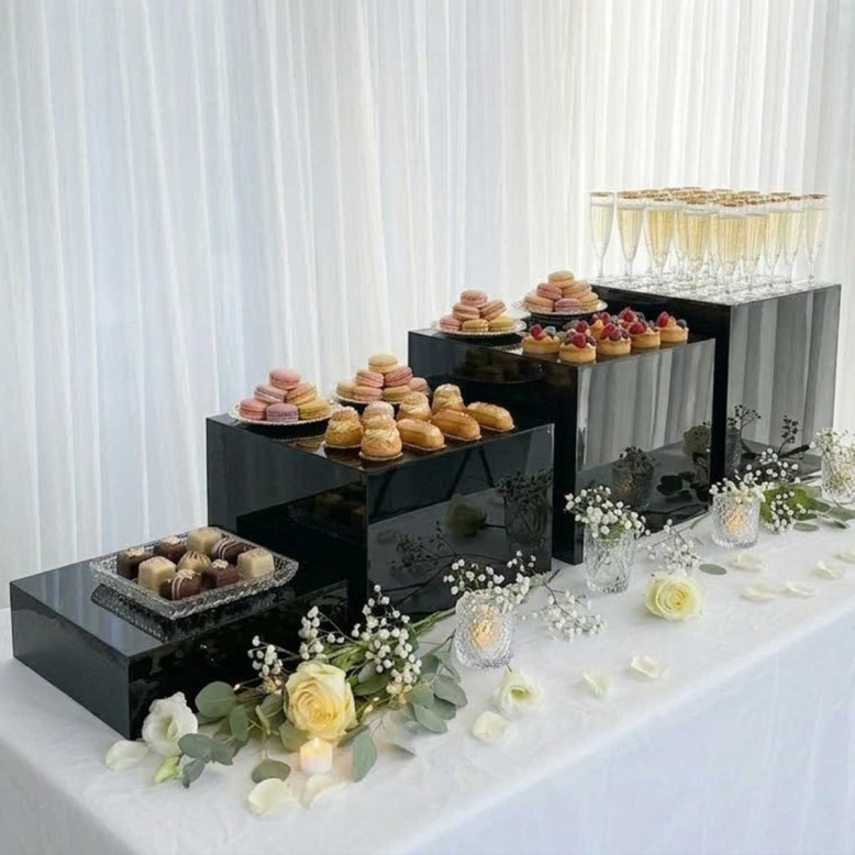 Set de 4 cubes présentoirs en acrylique noir brillant pour buffet
