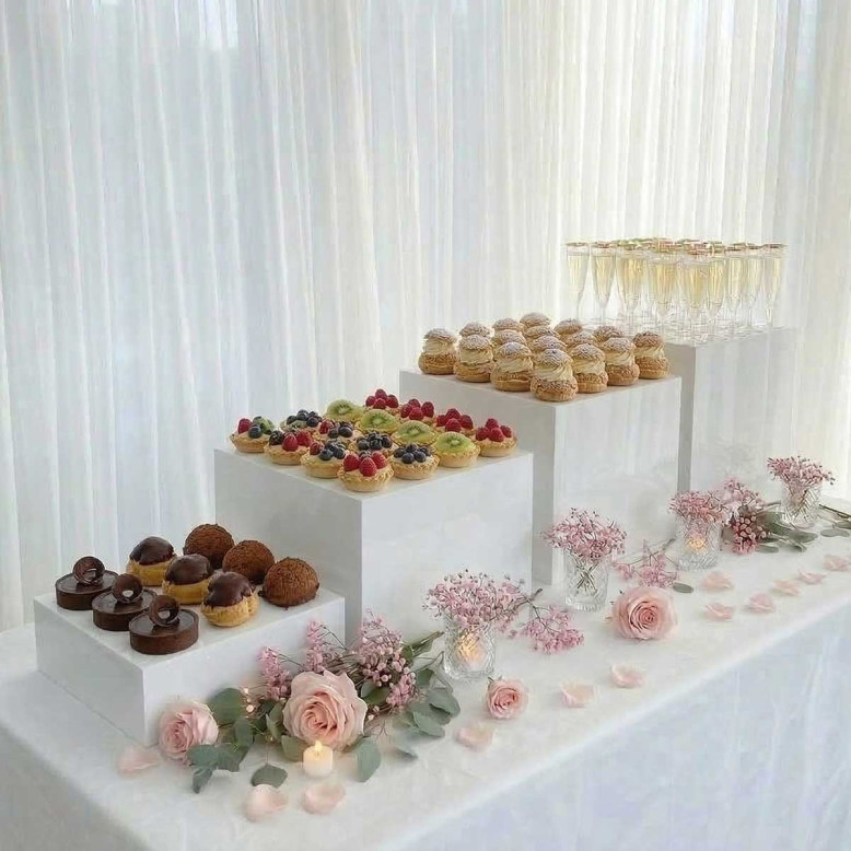 4 cubes présentoirs en acrylique blanc brillant pour buffet