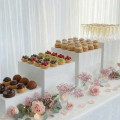 Set de 4 cubes présentoirs en acrylique blanc brillant pour buffet