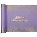 Chemin de table Joyeux Anniversaire lilas en popeline polyester avec inscription et confettis dorés, rouleau de 28 cm x 2,5 m