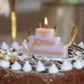 Bougie Joyeux Anniversaire lilas et or en forme de gâteau à étages avec inscription dorée, dimensions 8,1 x 7,5 cm Bougie Joyeux Anniversaire lilas et or en forme de gâteau à étages avec inscription dorée, dimensions 8,1 x 7,5 cm