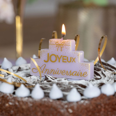 Bougie Joyeux Anniversaire lilas et or en forme de gâteau à étages avec inscription dorée, dimensions 8,1 x 7,5 cm