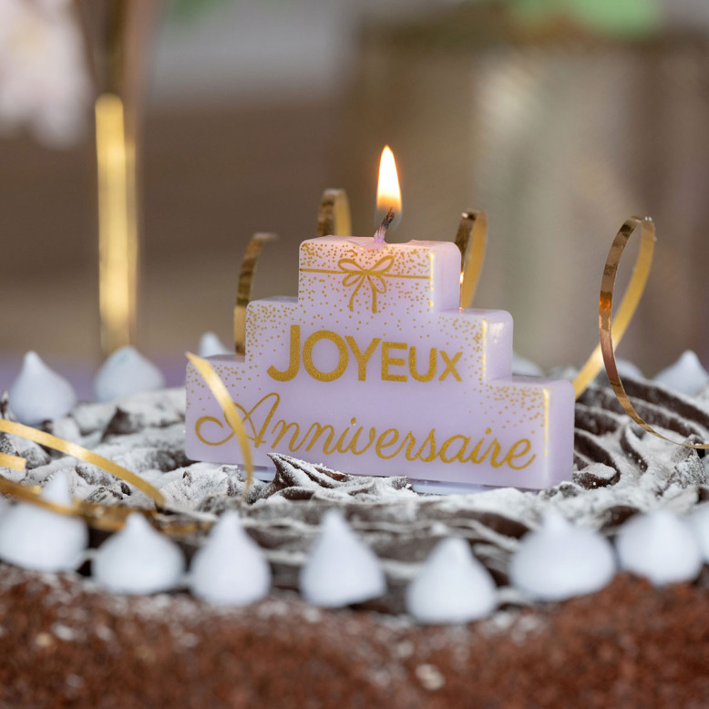 Bougie Joyeux Anniversaire lilas et or en forme de gâteau à étages avec inscription dorée, dimensions 8,1 x 7,5 cm Bougie Joyeux Anniversaire lilas et or en forme de gâteau à étages avec inscription dorée, dimensions 8,1 x 7,5 cm