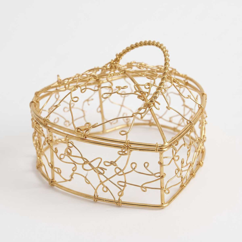 Détail du métal tressé doré du cœur à dragées, 7,5 x 7,5 cm Détail du métal tressé doré du cœur à dragées, 7,5 x 7,5 cm