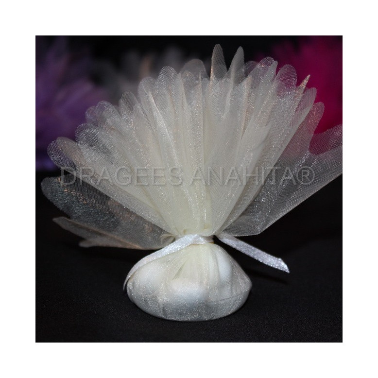 Tulle à dragées de couleur fushia Tulle à dragées de couleur fushia