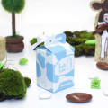 Contenant à dragées boîte de lait bleu