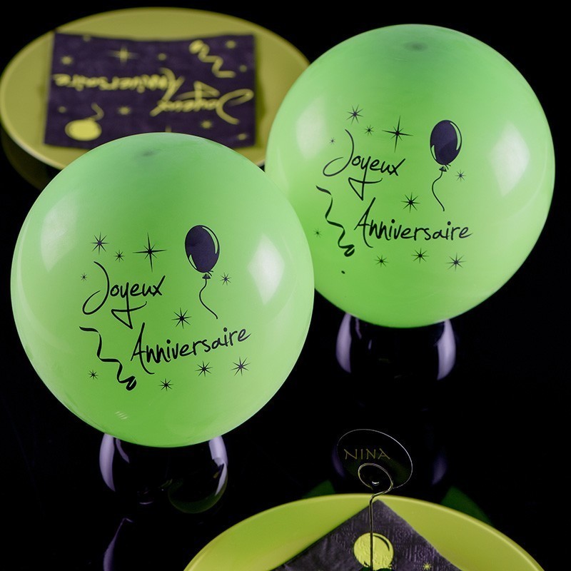 Définir La Décoration De Fête Avec Des Ballons, Des Drapeaux, Des étoiles  Et Des Confettis à L'événement